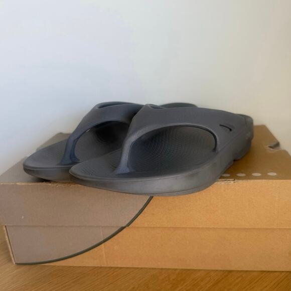 OOFOS OOriginal Grey Unisex Recovery Sandals Flip Flops- SZ M 7- W 9